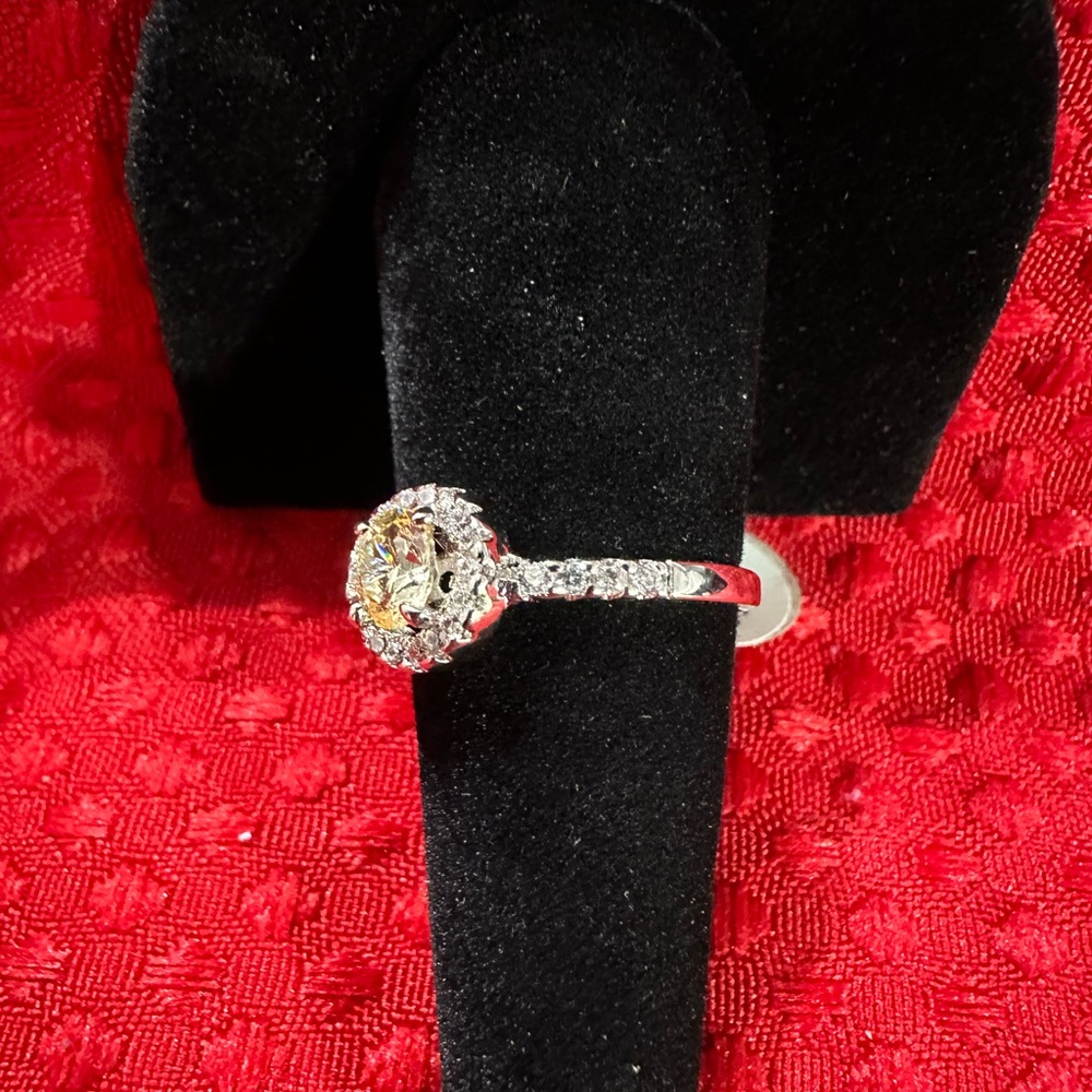 Costume Jewelry Ring. Size 8. - Picture 3 of 3